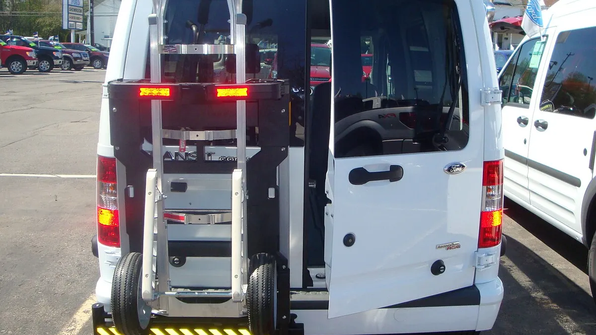 Beperkt casco of allrisk voor je bedrijfswagen: wat kies je? Bestelbus met open achterdeuren en laadruimte