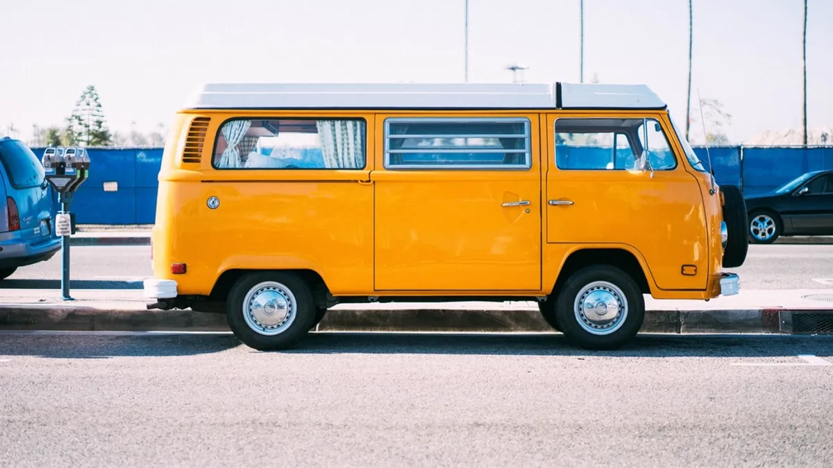 Waarom is een bestelbus duurder te verzekeren dan een personenauto? Klassieke bestelbus geparkeerd op een parkeerplaats