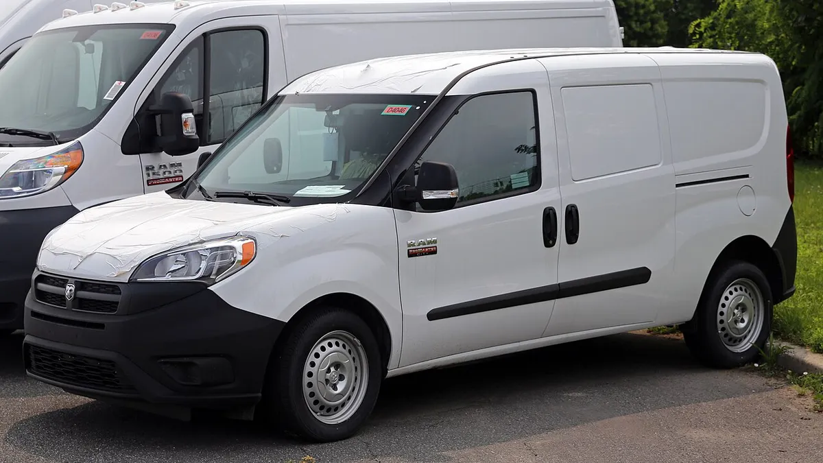 Bestelbus verzekeren als startende zzp'er Nieuwe witte compacte bestelbus op een parkeerplaats