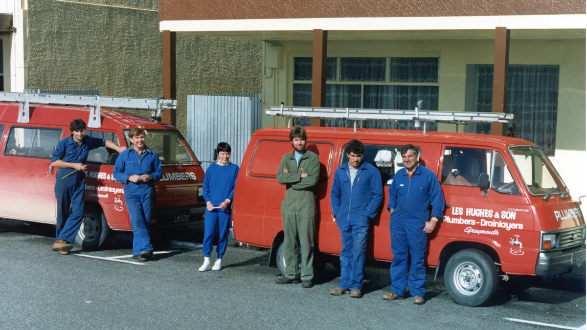 Bestelbussen van een installatiebedrijf met monteurs