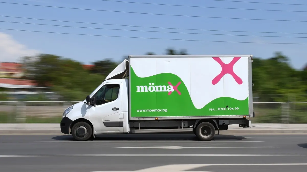 Inzittenden- of ongevallenverzekering voor je bestelbus Witte bestelbus rijdend op de weg