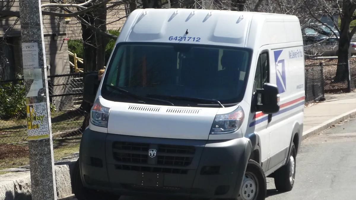 Schade met je bestelbus: zo handel je het goed af Witte bestelbus geparkeerd langs de stoep